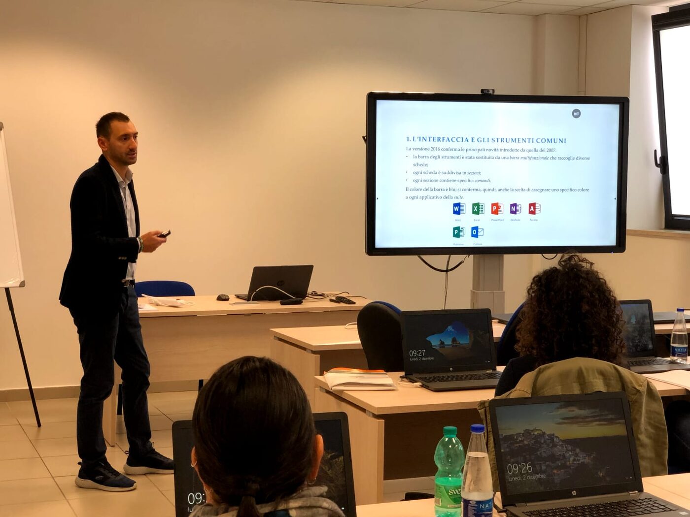 Alessandro Carenza in aula durante una lezione